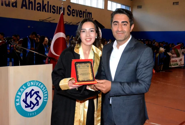 Kafkas Üniversitesinde Mezuniyet Coşkusuna Filistin'e Destek Damga Vurdu