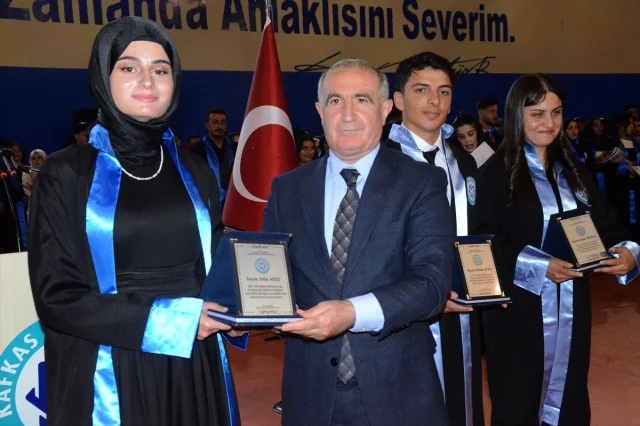 Kafkas Üniversitesinde Mezuniyet Coşkusuna Filistin'e Destek Damga Vurdu