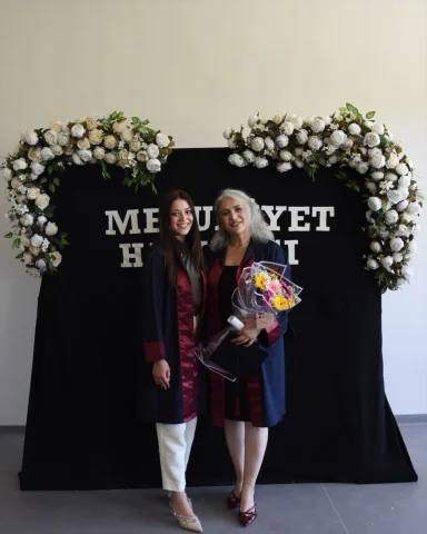 Anne-Kız Aynı Üniversitede Eğitim Alıp Mezuniyet Sevinci Yaş...