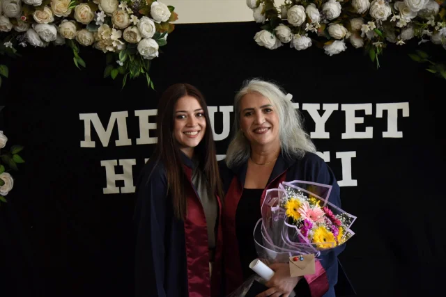 Anne-Kız Aynı Üniversitede Eğitim Alıp Mezuniyet Sevinci Yaşadı