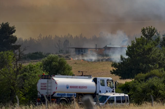 İzmir Bornova'da Tarım Arazisinde Başlayan Yangın Ormana Yayıldı