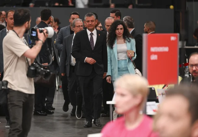 Özgür Özel Almanya'da SPD Kongresi'nde Dikkat Çekti