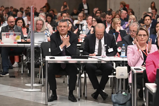 Özgür Özel Almanya'da SPD Kongresi'nde Dikkat Çekti