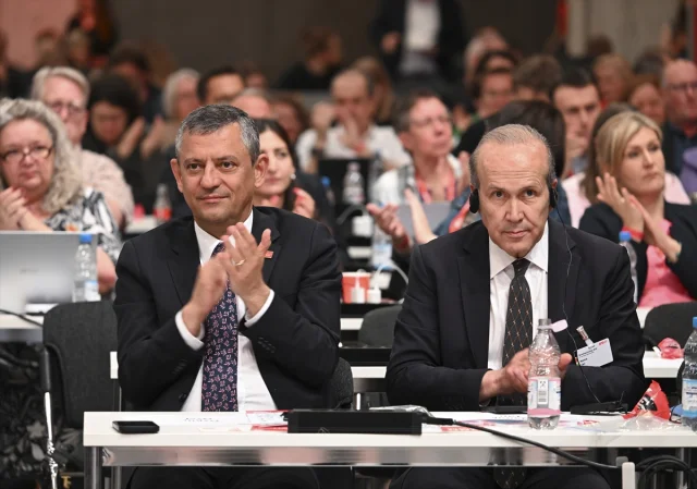 Özgür Özel Almanya'da SPD Kongresi'nde Dikkat Çekti