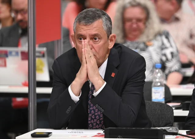 Özgür Özel Almanya'da SPD Kongresi'nde Dikkat Çekti