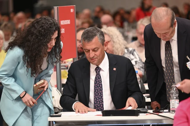Özgür Özel Almanya'da SPD Kongresi'nde Dikkat Çekti