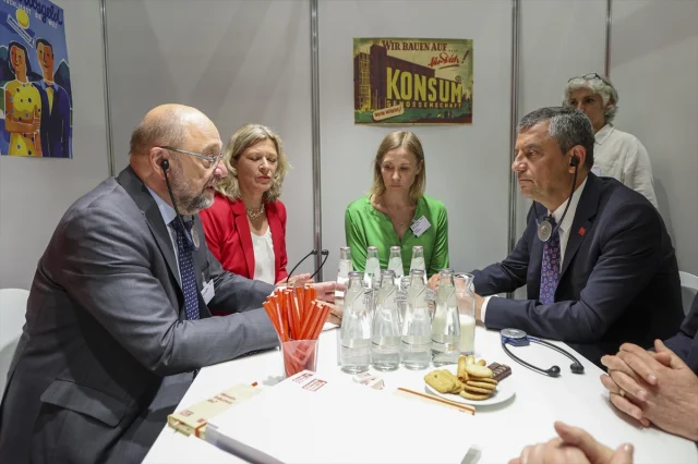 Özgür Özel Almanya'da SPD Kongresi'nde Dikkat Çekti