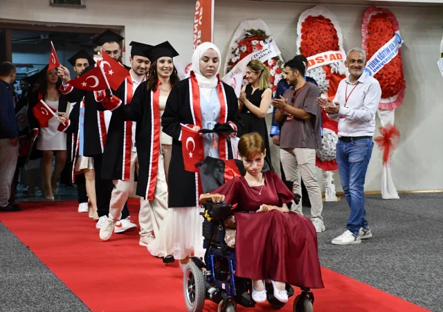Adana Alparslan Türkeş Üniversitesi Mezuniyet Coşkusuyla İdol Öğrencilerini Kutladı