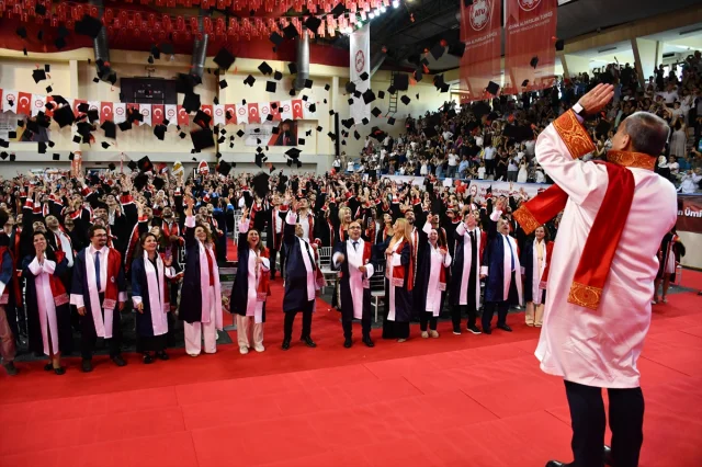 Adana Alparslan Türkeş Üniversitesi Mezuniyet Coşkusuyla İdol Öğrencilerini Kutladı