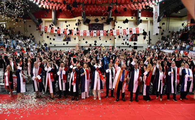 Adana Alparslan Türkeş Üniversitesi Mezuniyet Coşkusuyla İdol Öğrencilerini Kutladı
