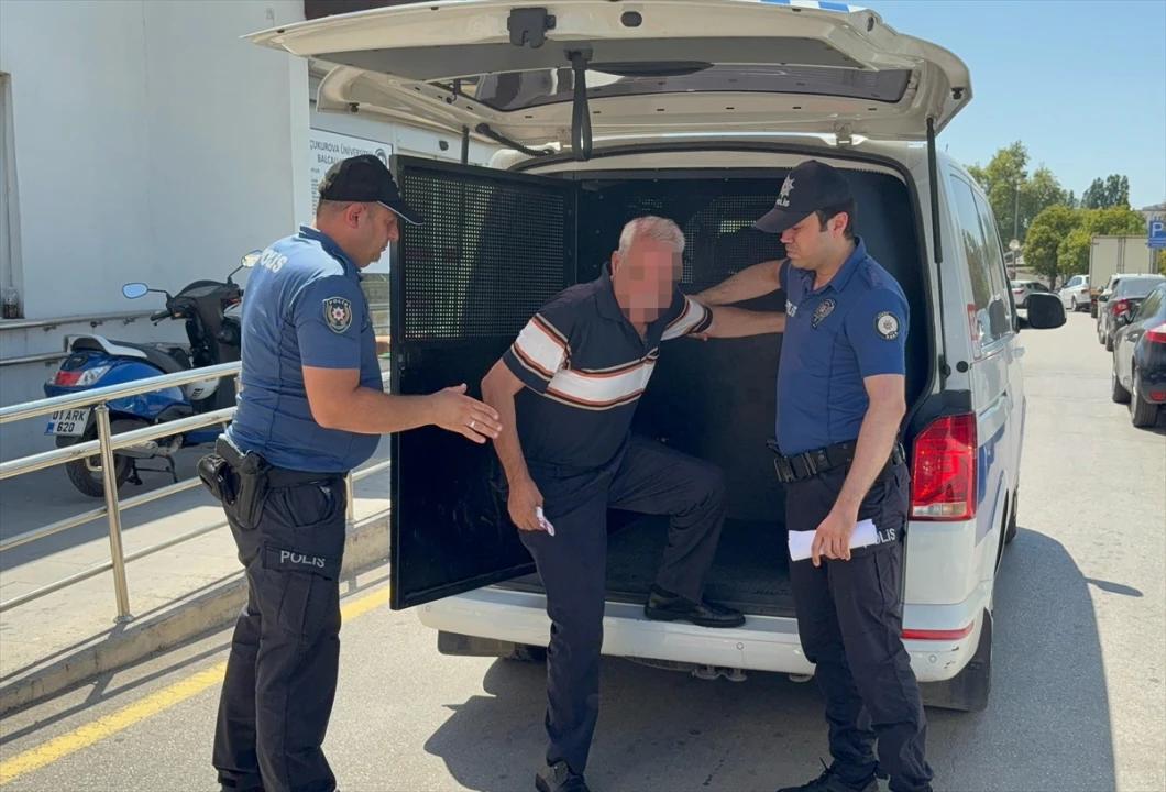 Adana'da Özel Halk Otobüsünde Tepki Çeken Olay: Emekli Hakim Gözaltında