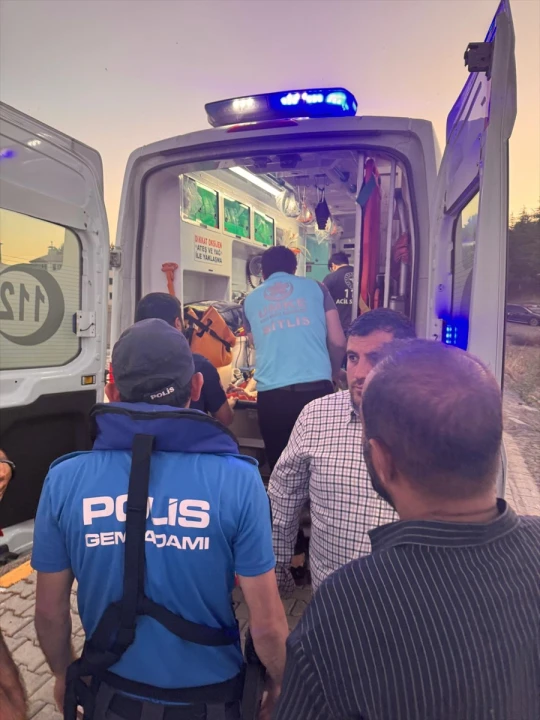 Van Gölü'nde Tehlikeli Anlar: Sürüklendiği Gölde Polis Ekipleri Kurtardı