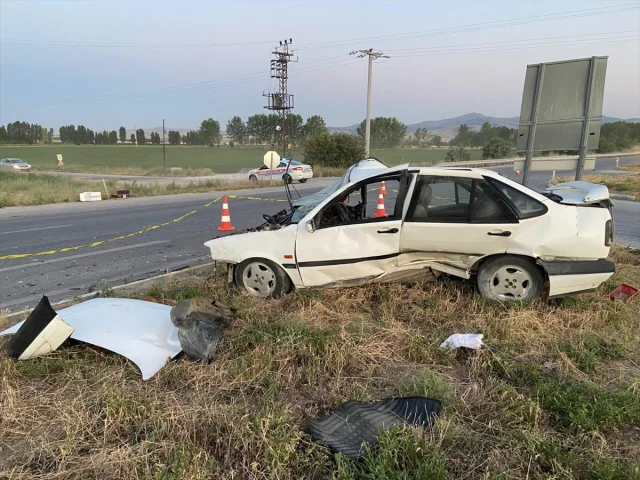 Afyonkarahisar'da Korkutan Kaza: Otomobil Traktörle Çarpıştı