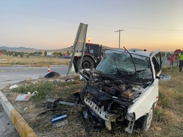 Afyonkarahisar'da Korkutan Kaza: Otomobil Traktörle Çarpıştı