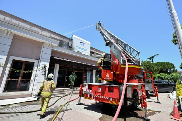 Üsküdar'da Sosyal Tesiste Çıkan Yangın Kontrol Altına Alındı