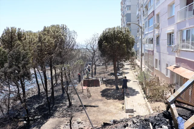 İzmir'de İki İlçede Otluk Yangınları Tehlike Yarattı