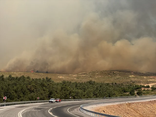 Manisa'nın Akhisar İlçesindeki Orman Yangını Kontrol Altına Alınmaya Çalışılıyor