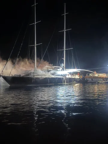Fethiye'de Yangın Çıkan Tekne Sulara Gömüldü