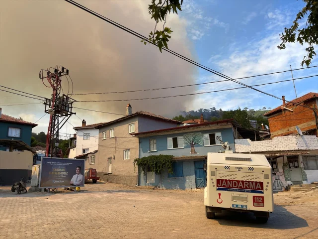 Balıkesir Orman Yangınları Kontrol Altına Alınmaya Çalışılıyor
