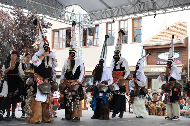 Edirne'de Renkli Anlar Uluslararası Balkan Folklor Festivali ile Canlandı