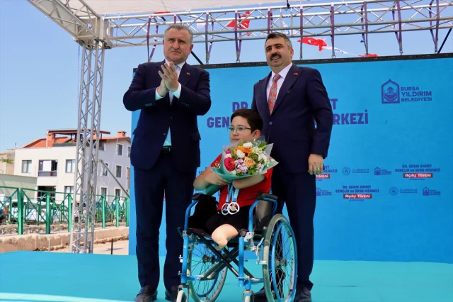 Bursa'da Gençlik ve Spor Hamlesi: Bakan Bak'ın Açılış Törenine Vurgu Yaptığı Projeler