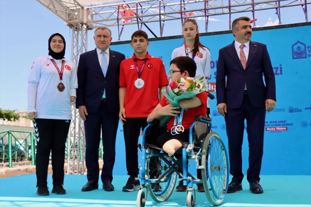 Bursa'da Gençlik ve Spor Hamlesi: Bakan Bak'ın Açılış Törenine Vurgu Yaptığı Projeler