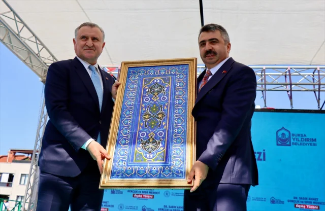 Bursa'da Gençlik ve Spor Hamlesi: Bakan Bak'ın Açılış Törenine Vurgu Yaptığı Projeler