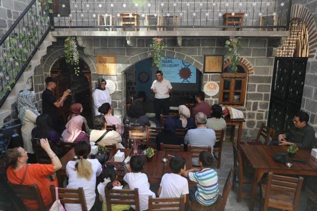 Diyarbakır'da Bilim Kafe Buluşmasında Tümör ve Kanserin Derinlikleri Ele Alındı
