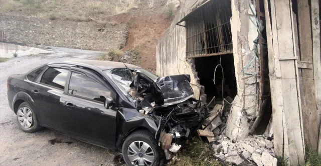 Bitlis'te Kontrolden Çıkan Araç Kazaya Sebep Oldu
