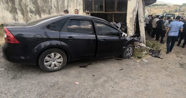 Bitlis'te Kontrolden Çıkan Araç Kazaya Sebep Oldu