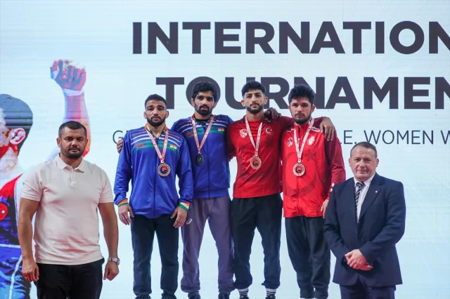 Kocaeli'de Uluslararası Güreş Turnuvasında Heyecan Doruktayd...