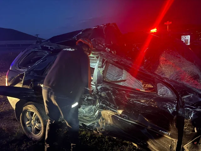 Ardahan'da Trafik Kazası: Tır ve Araç Çarpıştı, 2 Kişi Hayatını Kaybetti
