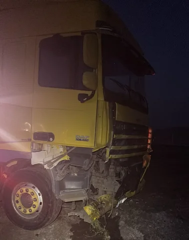 Ardahan'da Trafik Kazası: Tır ve Araç Çarpıştı, 2 Kişi Hayatını Kaybetti