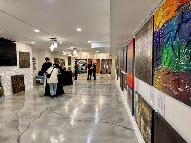 ABD'de Türk Oyuncu Cihan Yıldız'ın Büyüleyici Resim Sergisi...