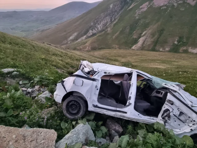 Ardahan'da Uçuruma Yuvarlanan Araçtan Mucizevi Kurtuluş