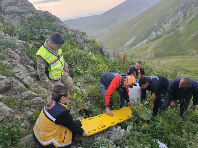 Ardahan'da Uçuruma Yuvarlanan Araçtan Mucizevi Kurtuluş