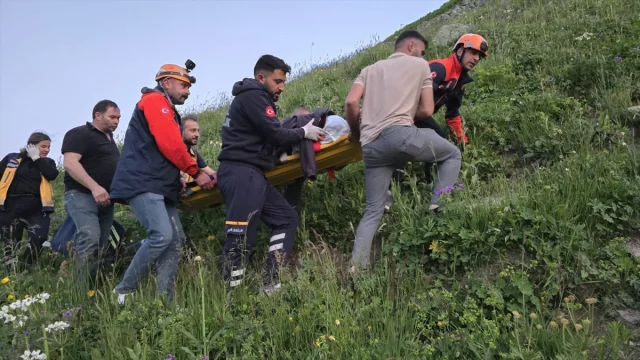 Ardahan'da Uçuruma Yuvarlanan Araçtan Mucizevi Kurtuluş