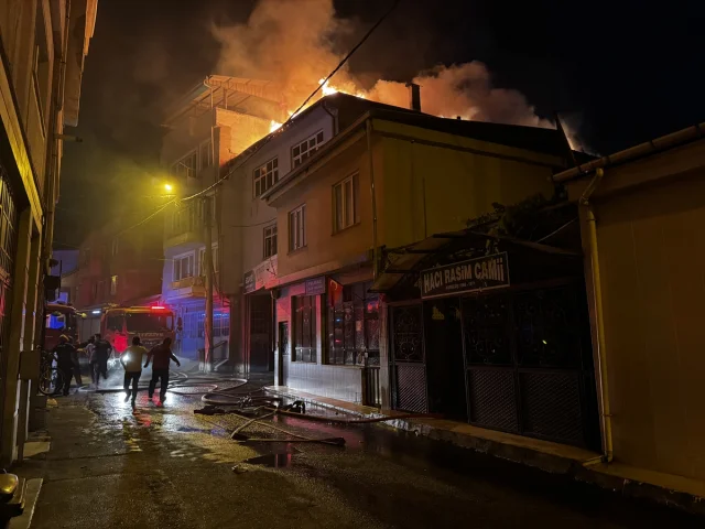 Bursa'da Oto Tamirhanesinde Çıkan Yangın Panik Yarattı