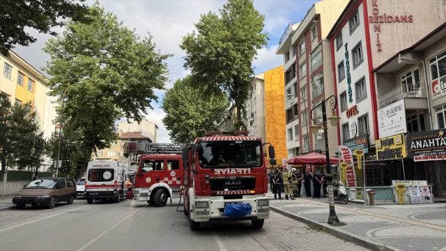 Kütahya'da Emlak Ofisinde Yangın 10 Kişiyi Etkiledi