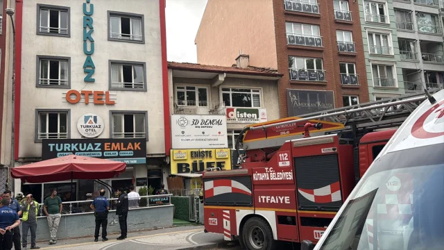 Kütahya'da Emlak Ofisinde Yangın 10 Kişiyi Etkiledi