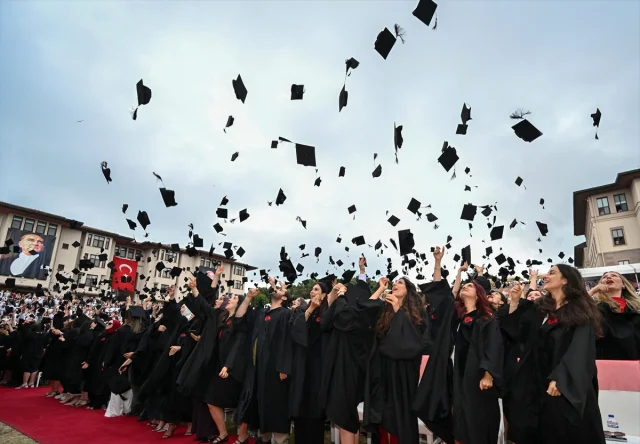 Koç Üniversitesi'nde Görkemli Mezuniyet Töreni