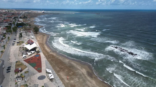 Düzce ve Sakarya'da Hava Şartları Deniz Yasağını Getirdi