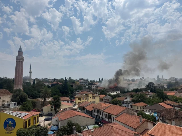 Antalya'nın Tarihi Kaleiçi'nde Şiddetli Yangın: Söndürme Çalışmaları Devam Ediyor