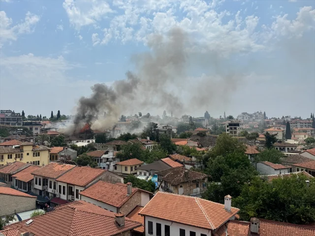 Antalya'nın Tarihi Kaleiçi'nde Şiddetli Yangın: Söndürme Çalışmaları Devam Ediyor