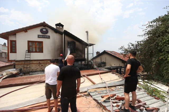 Antalya'nın Tarihi Kaleiçi'nde Şiddetli Yangın: Söndürme Çalışmaları Devam Ediyor