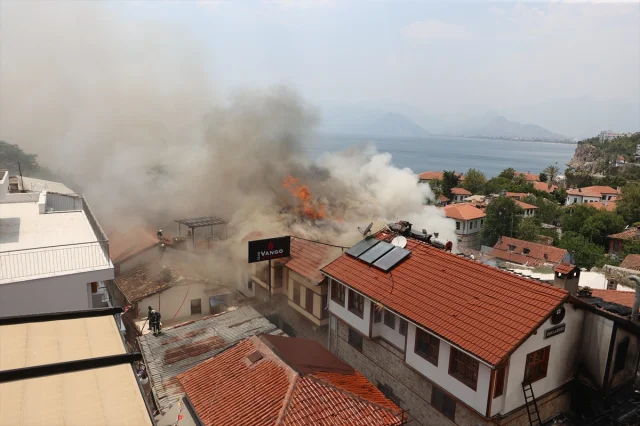 Antalya'nın Tarihi Kaleiçi'nde Şiddetli Yangın: Söndürme Çalışmaları Devam Ediyor