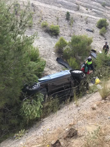 Balıkesir'de Şarampole Devrilen Otomobil Kazası Ucuz Atlatıl...