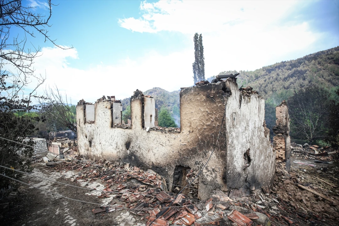 Köprücek Köyü Yangın Sonrası Yıkımıyla Mücadele Ediyor