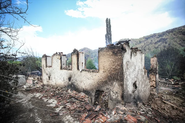 Köprücek Köyü Yangın Sonrası Yıkımıyla Mücadele Ediyor