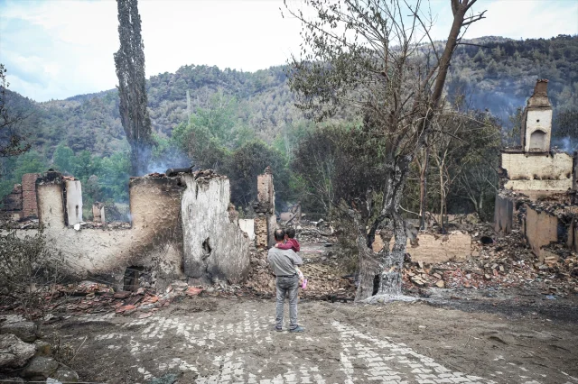 Köprücek Köyü Yangın Sonrası Yıkımıyla Mücadele Ediyor